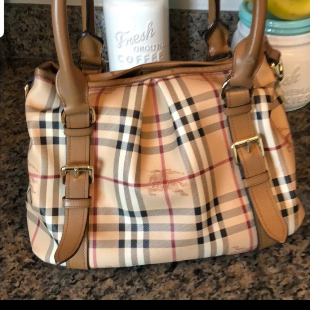 Burberry Bag. - Picture 2 of 3